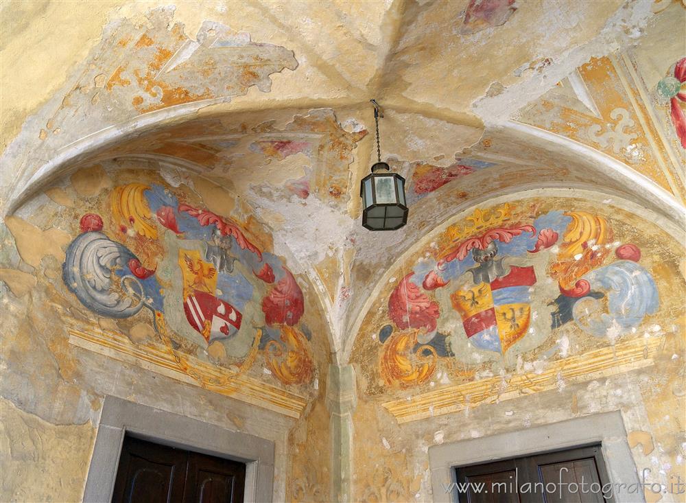 Cavernago (Bergamo) - Soffitto di una campata di un colonnato nel cortile del Castello di Cavernago